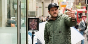 Ավստրալուհին ռոբոտին ուղարկել է իր փոխարեն հերթ կանգնելու «iPhone 6S»–ի համար (տեսանյութ)