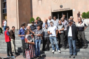 Լարված իրավիճակ Երևանի քաղաքապետարանի դիմաց. «Կենտրոն մաքրություն» ՓԲԸ-ի նախկին աշխատակիցները պահանջում են իրենց աշխատավարձը