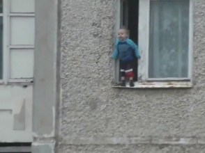 2-летний малыш гулял по подоконнику 8-го этажа, пока мама готовила обед (видео)