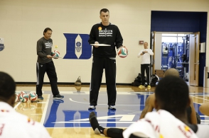 Միլիարդատեր Միխայիլ Պրոխորովը մաստեր–կլասս է ցույց տալիս բասկետբոլի իր ակումբի համար