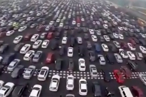 В Китае в пробке на 50-полосном шоссе застряли тысячи машин.