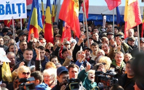 Протестующие перекрыли выезды из парламента Молдавии (прямой эфир)