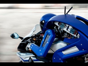 Робот-мотоциклист бросил вызов чемпиону мира