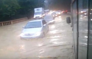 В Сочи сильные дожди вызвали потоп на дорогах