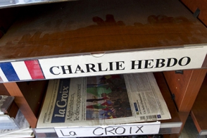 «Charlie Hebdo» изобразил раненого парижанина танцующим и пьющим шампанское (фото)