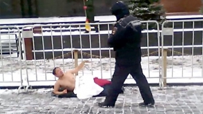 Մոսկվայի Կարմիր հրապարակում կիսամերկ տղամարդ է ձերբակալվել, որը Լենինից ապաստան էր խնդրում