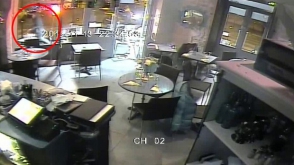 Появилось видео нападения террористов на кафе в Париже
