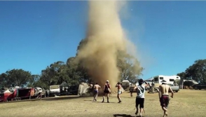 Ավստրալիայի փառատոնի այցելուները պարել են պտտահողմի հետ (տեսանյութ)