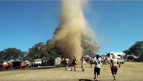 Ավստրալիայի փառատոնի այցելուները պարել են պտտահողմի հետ (տեսանյութ)