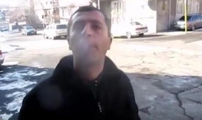 Թքում են դիտորդի վրա և անպատվում