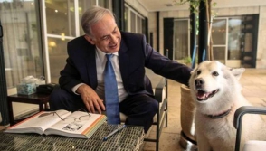 Իսրայելի վարչապետի շունը կծել է երեկույթի հյուրերին (լուսանկար)