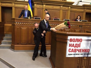 В Верховной раде Украины подрались сторонники Яценюка и Порошенко (видео)