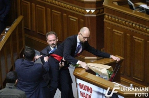 Яценюку подарили букет и... вынесли с трибуны