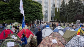 Оппозиционеры в Молдавии пикетируют загородную резиденцию президента