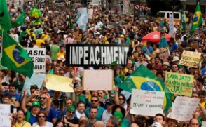 В Бразилии митингующие требуют импичмента президенту