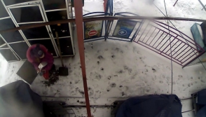 Օմսկում բահով զինված անչափահաս աղջիկը կողոպտել է ատրակցիոնների դրամարկղերը (տեսանյութ)