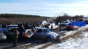 Նորատուս գյուղի բնակիչներն ավտոմեքենաներով փակել են Երևան-Վարդենիս ճանապարհը