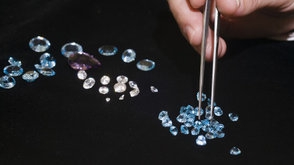 Грузчики в Нью-Йорке выбросили бриллианты на миллионы долларов