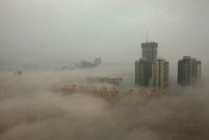 Смог в Пекине достиг «угрожающего» уровня (видео)