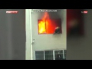 Китайский пожарный выпрыгнул из окна, спасаясь от пламени