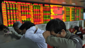 Обвал на биржах Китая: торги остановлены до конца дня (видео)