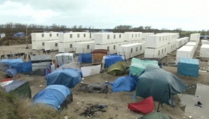 Мигрантов во французском Кале переселяют в контейнеры (видео)