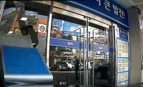Корейская пенсионерка въехала на автомобиле в здание мэрии