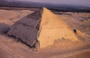 Ученые намерены изучить космические частицы из египетской пирамиды