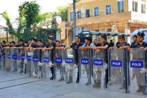 В Турции в результате взрыва бомбы погибли трое полицейских