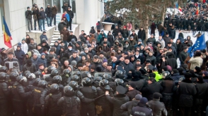 Полиция применила силу против протестующих в Кишиневе (видео)