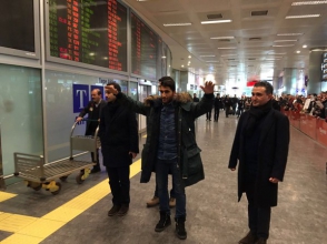 Араз Озбилиз прилетел в Стамбул