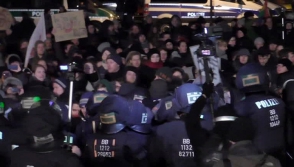 Антимигрантский митинг в Германии закончился потасовками с полицией (видео)