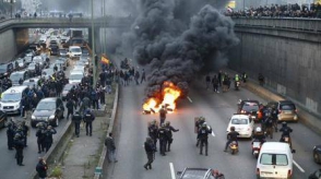 Փարիզում տաքսիստների բողոքի ակցիան վերածվել է ոստիկանության հետ բախման (տեսանյութ)