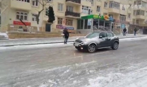 Բաքվի փողոցները վերածվել են իսկական սահադաշտի