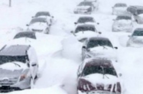 Ավտոմեքենաներն արգելափակվել են ձնակույտում