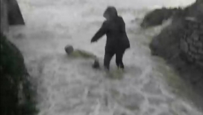 Փոթորկված ծովի ալիքները քշում տանում են Ֆրանսիայի զբոսաշրջիկներին