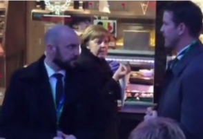 Անգելա Մերկելը՝ կարտոֆիլի ֆրի ուտելիս