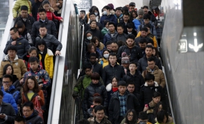 В Китае перегруженный эскалатор меняет направление