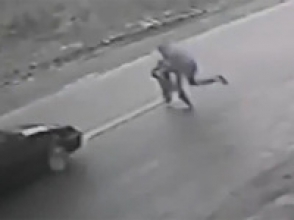 Мужчина спас ребенка из-под колес автомобиля