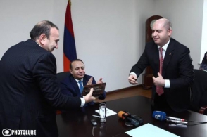 Премьер-министр в четвертый раз представил сотрудникам Министерства образования и науки новоназначенного министра