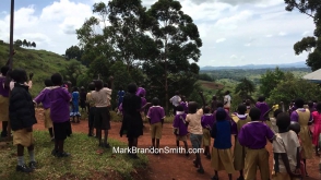 Реакция африканских детей, впервые увидевших дрон-беспилотник