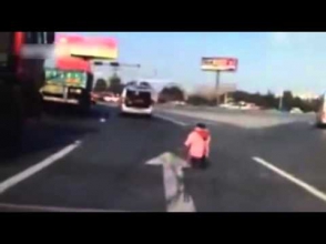 Двухлетний ребенок выпал из машины во время движения