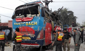 В Пакистане взорвался автобус, перевозящий госслужащих (видео)