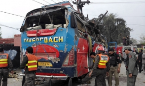 В Пакистане взорвался автобус, перевозящий госслужащих (видео)