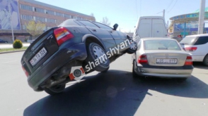 Զավեշտական ավտովթար Երևանում. «Opel»-ը «մագլցել է» «Opel»-ի վրա