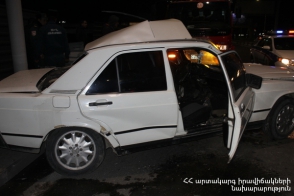 На проспекте Исакова автомобиль врезался в электрический столб