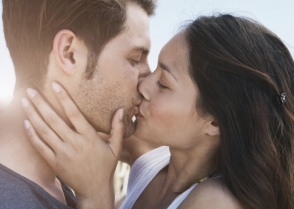 Պարզվել է՝ ինչու են մարդիկ համբուրվելու ժամանակ փակում աչքերը