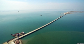 Турецкий сухогруз снес опоры строящегося моста через Керченский пролив