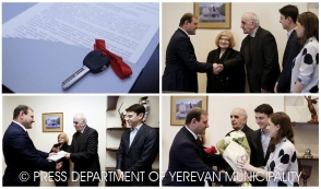 Արտավազդ Փելեշյանն ու Նարեկ Հախնազարյանը ստացան նոր բնակարանների բանալիները