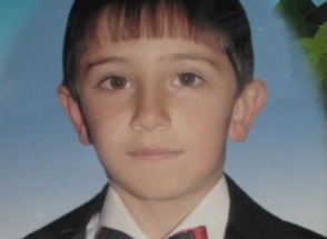 Прощание с погибшим по дороге в школу в результате бомбардировки противника 12-летним Ваинаком